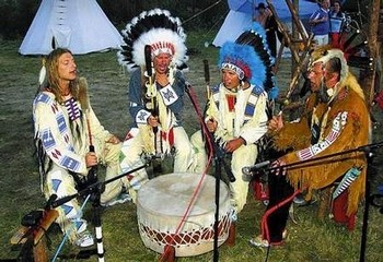 Zespół Maka Sapa ze Śląska kultywuje tradycje Indian północnoamerykańskich./zdjęcia:maka sapa