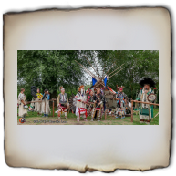 Pokazy indiańskich tańców Powwow podczas Festynu archeologicznego w Biskupinie - Zespół Huu-Ska Luta