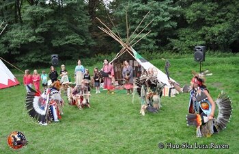 Pokaz tańców Powwow w wiosce indiańskiej - Zespół Huu-Ska Luta
